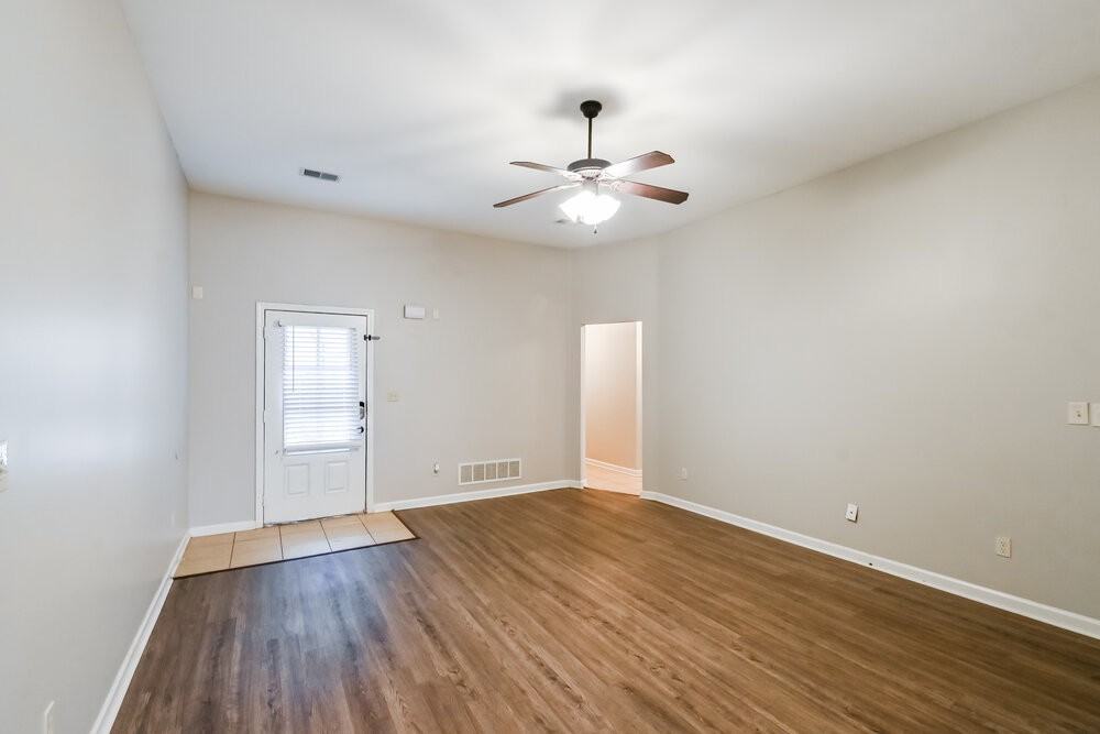 5690 Bedford Loop W - Photo 5 of 17