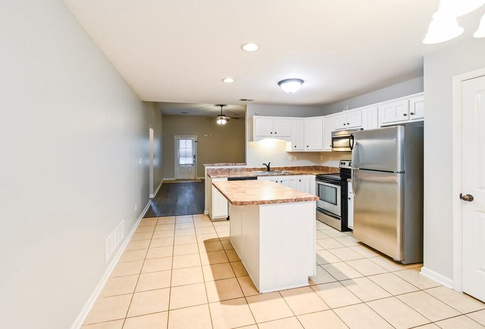 5690 Bedford Loop W - Photo 7 of 17