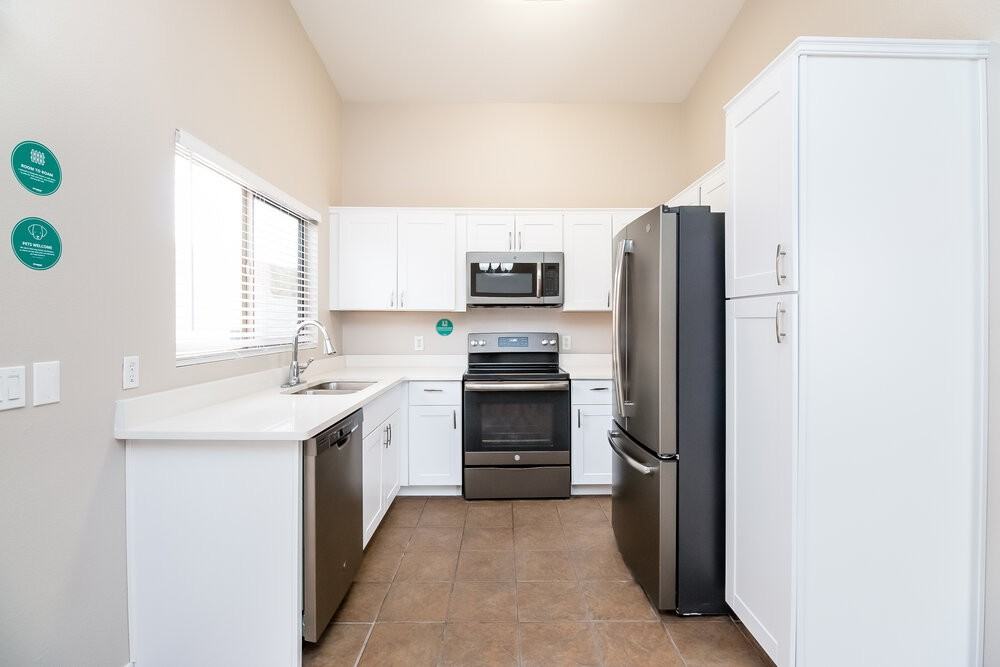 328 S 89th St - Photo 7 of 16