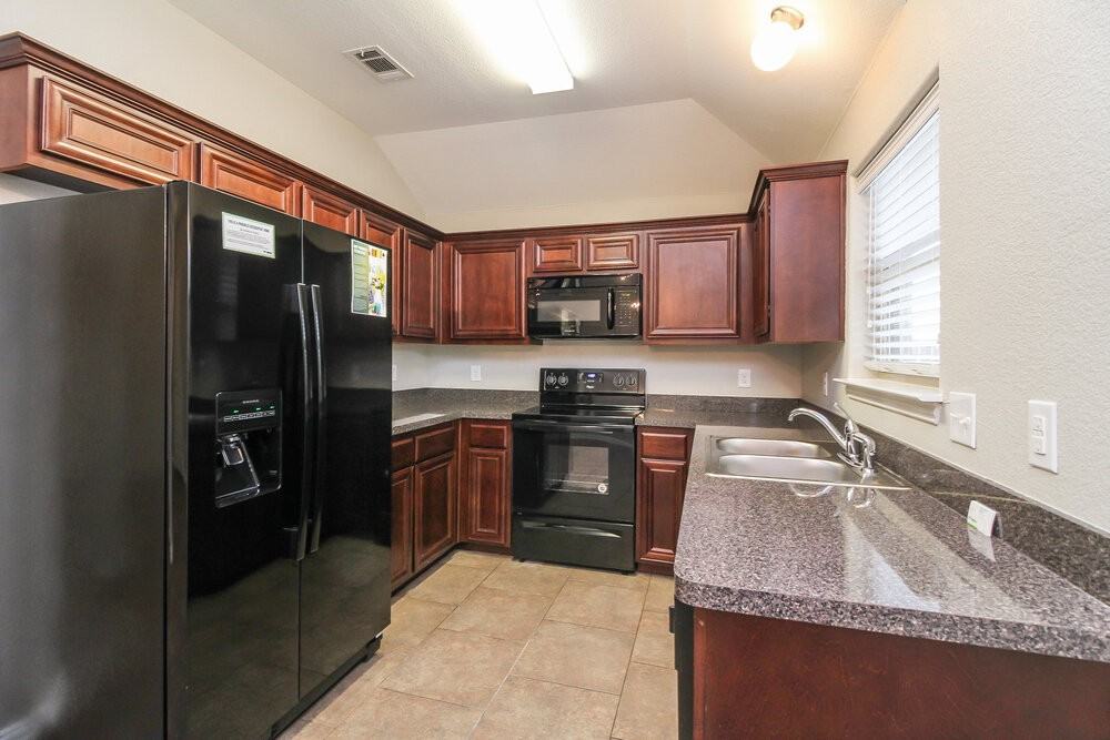 1505 Sunburst Dr - Photo 4 of 15