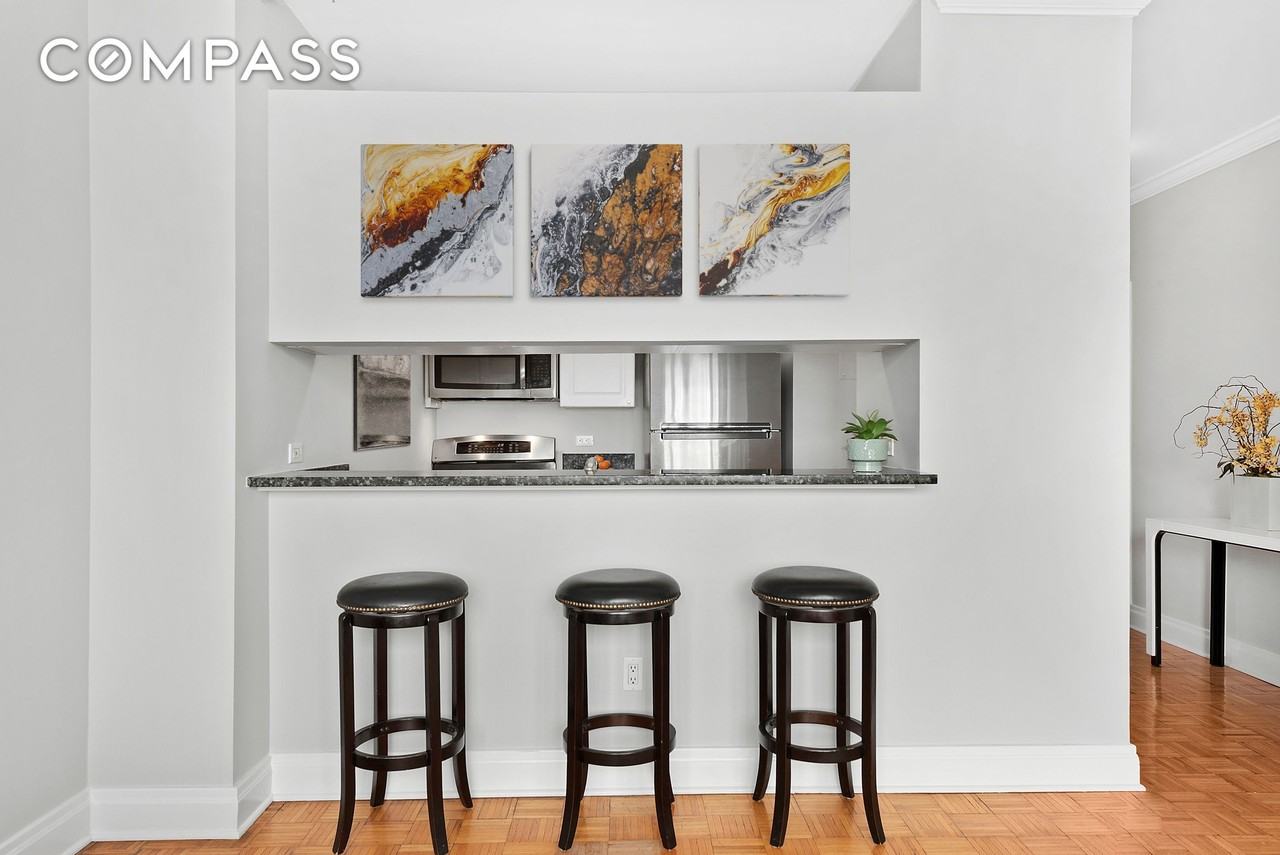 400 E 90th St #8E - Photo 2 of 5