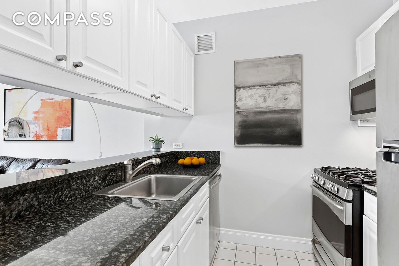 400 E 90th St #8E - Photo 3 of 5