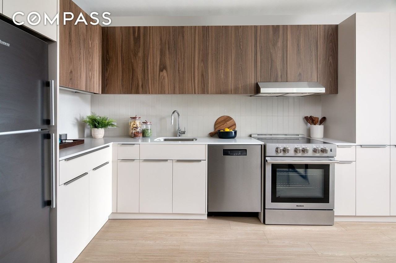 3077 Vernon Blvd #229E - Photo 4 of 9