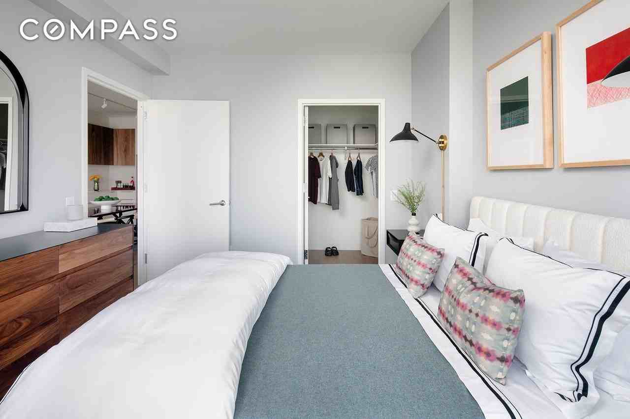 3077 Vernon Blvd - Photo 3 of 7