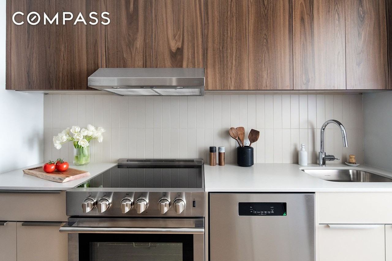 3077 Vernon Blvd #406W - Photo 3 of 8