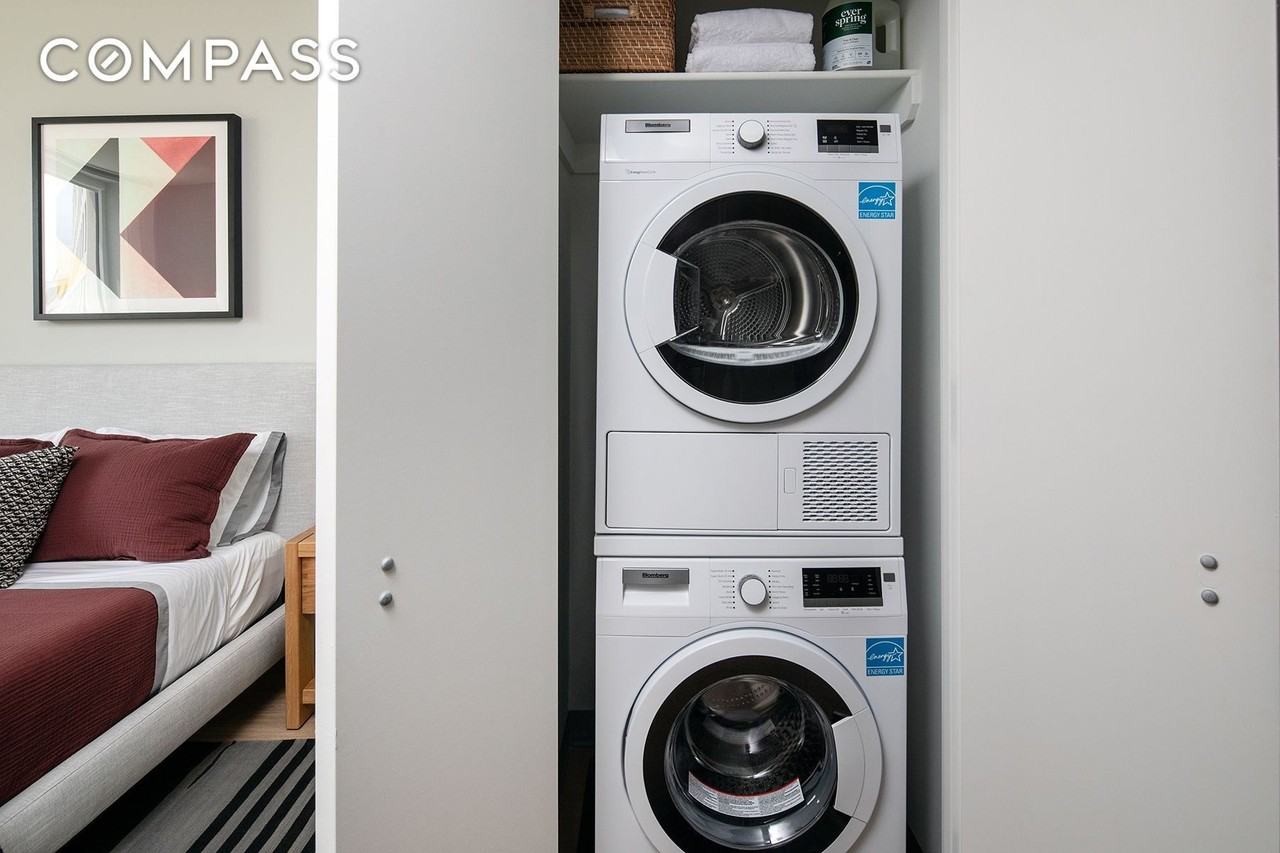 3077 Vernon Blvd #406W - Photo 5 of 8