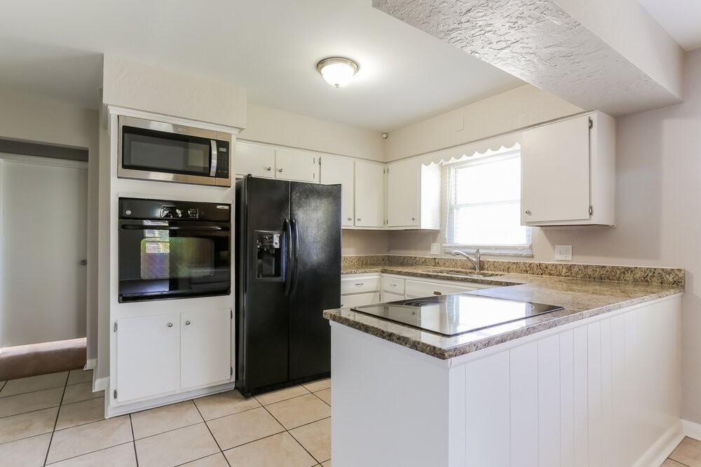 1392 Devonhurst Dr - Photo 7 of 17