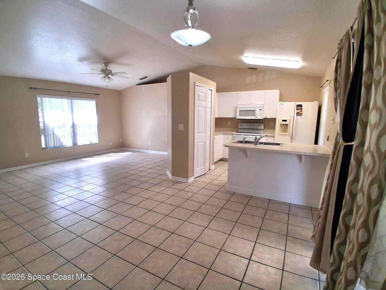 1351 Danbury St Sw - Photo 2 of 20