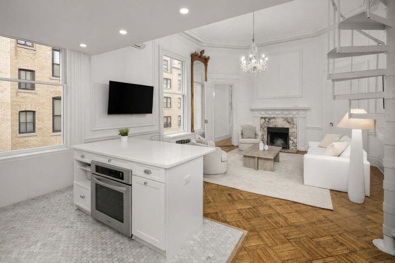 3 E 9th St #1473050P - Photo 2 of 18