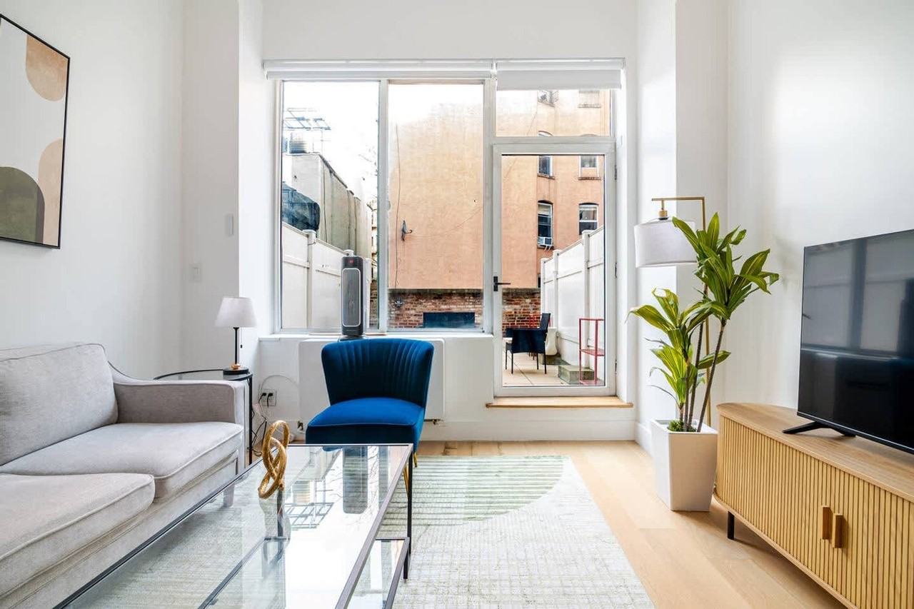 19 Saint Marks Pl #1495801P - Photo 3 of 12