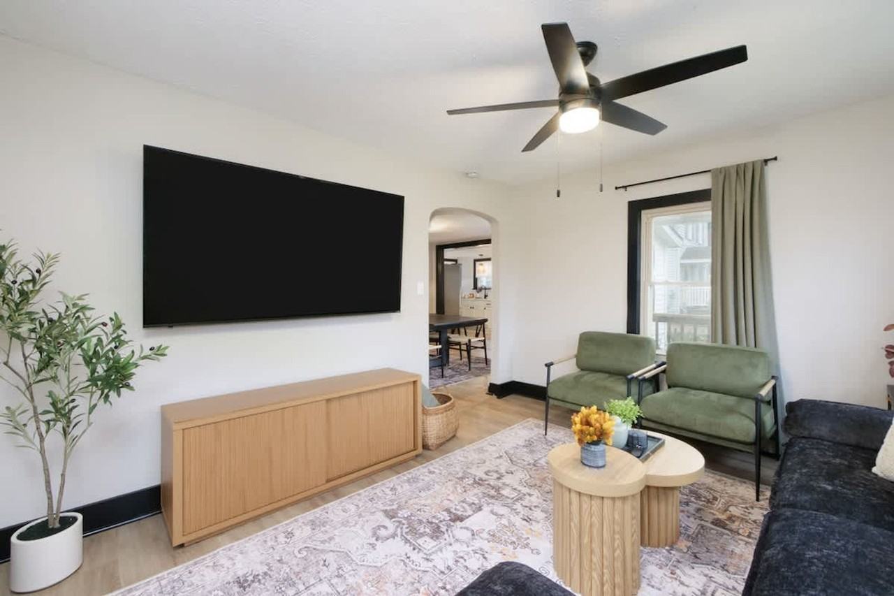 303 E Washington St #1496088P - Photo 4 of 50