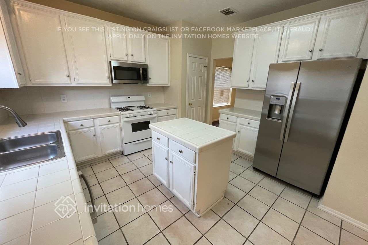 8022 Willancy Ln - Photo 6 of 17