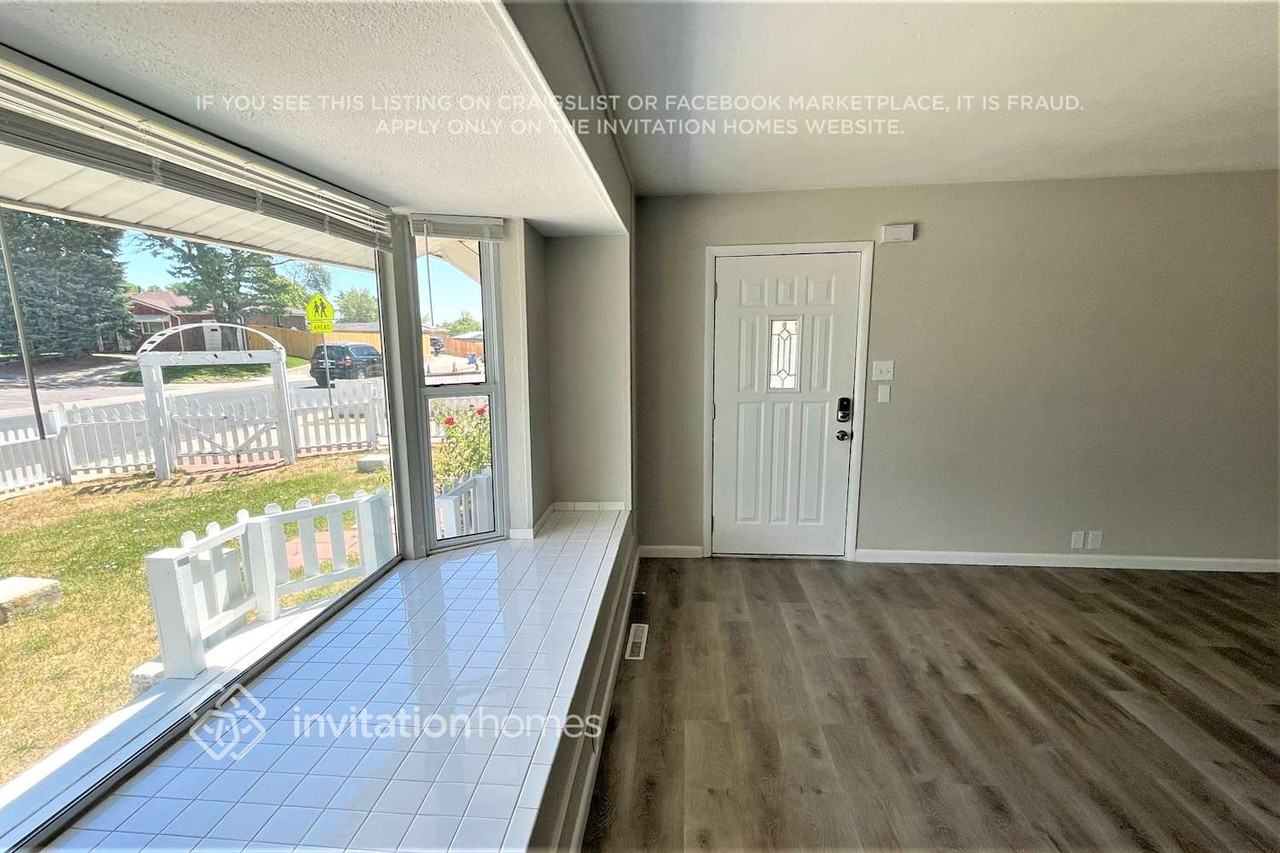 820 Essex Dr - Photo 2 of 18