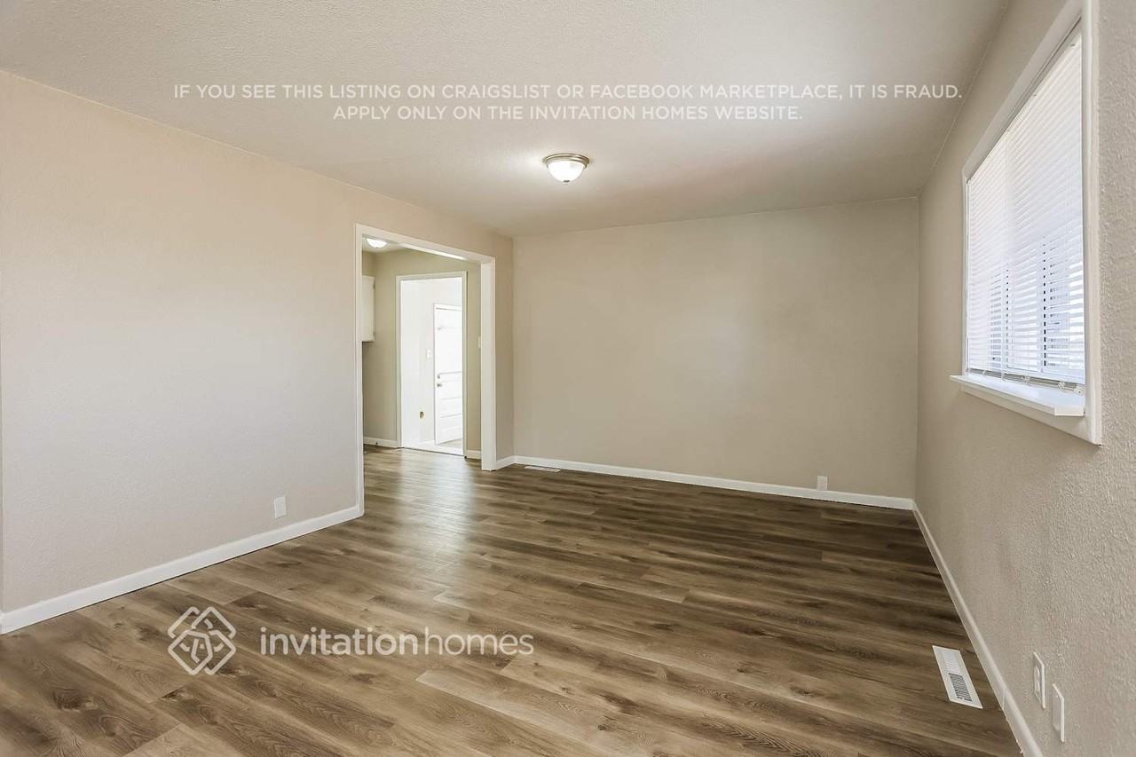 820 Essex Dr - Photo 3 of 18