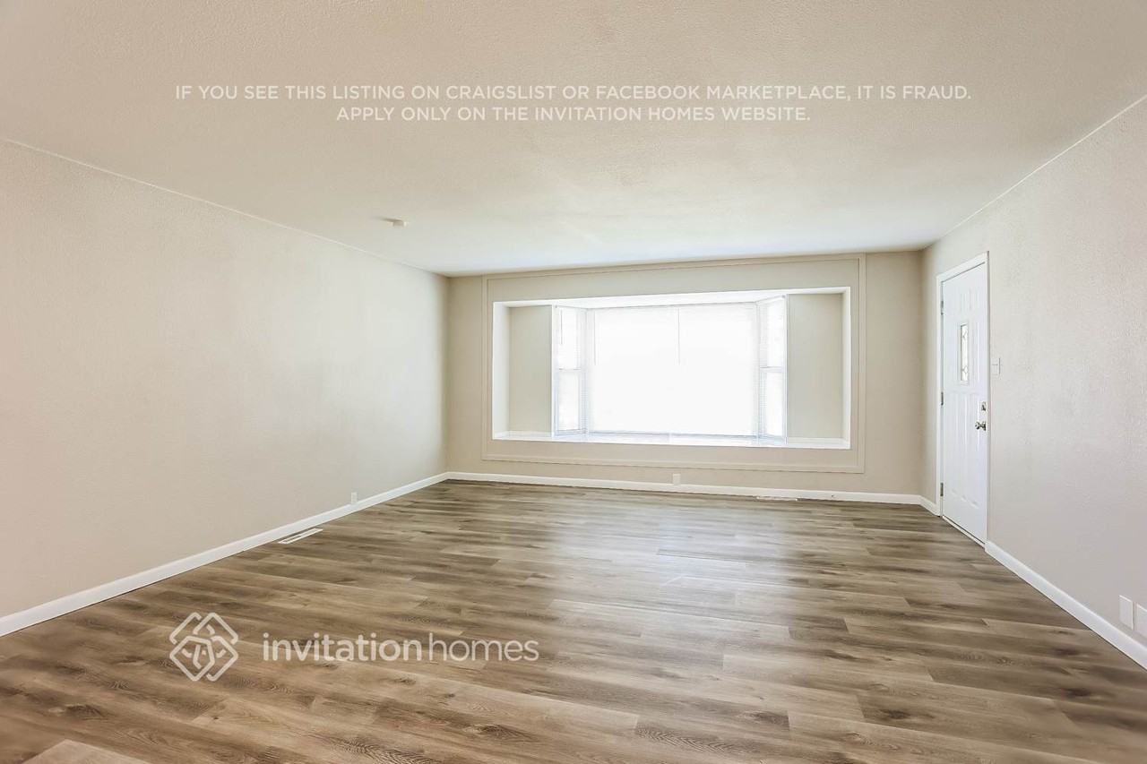 820 Essex Dr - Photo 5 of 18