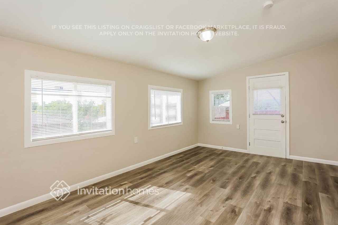 820 Essex Dr - Photo 7 of 18