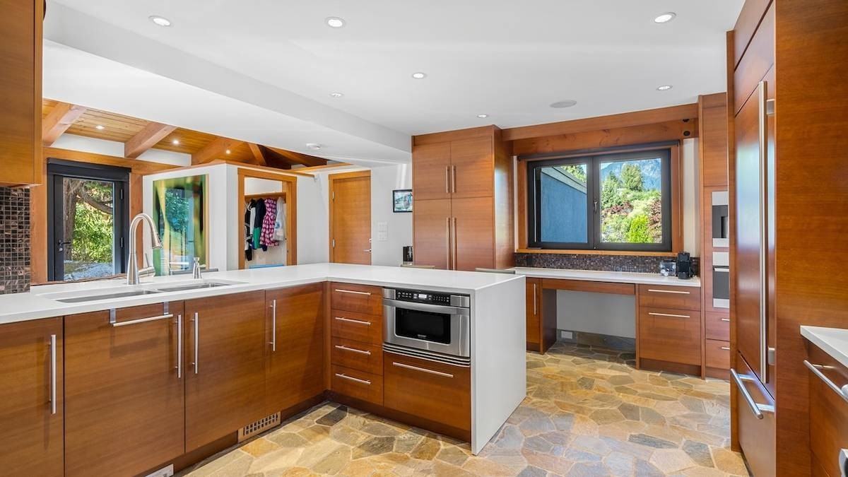 865 Andover Crescent - Photo 4 of 20