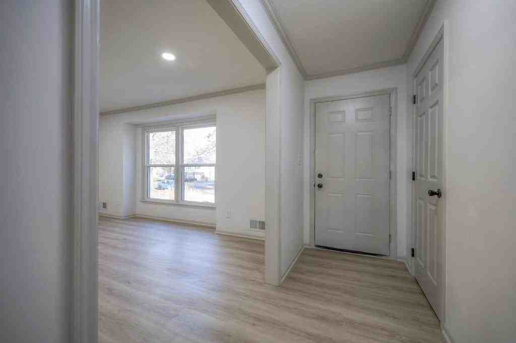 10216 Lamar Ave - Photo 7 of 40