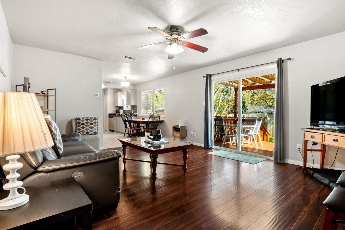 7203 Barnsdale Way - Photo 4 of 24