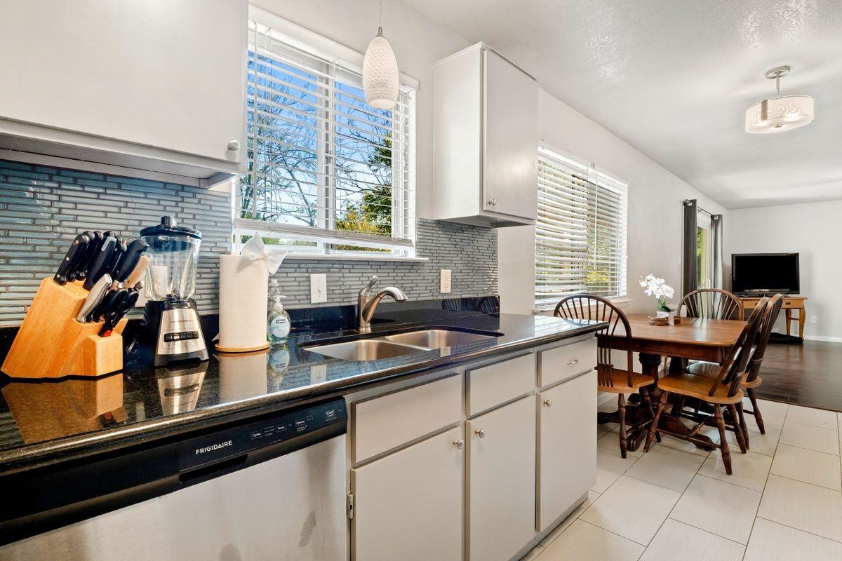 7203 Barnsdale Way - Photo 7 of 24