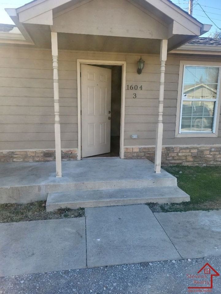 1604 Nw Lindy Ave #3 - Photo 3 of 11