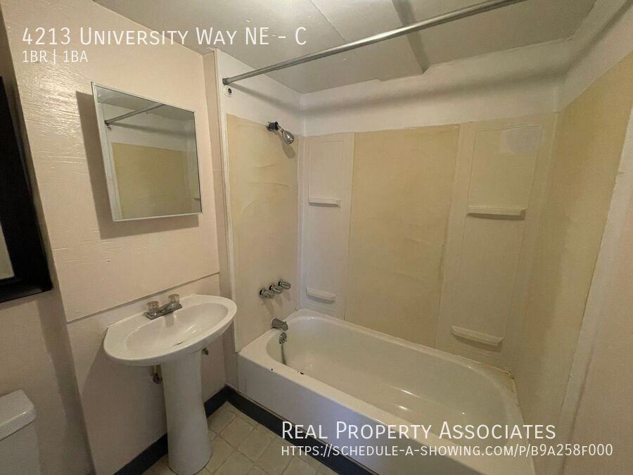 4213 University Way Ne #C - Photo 5 of 10