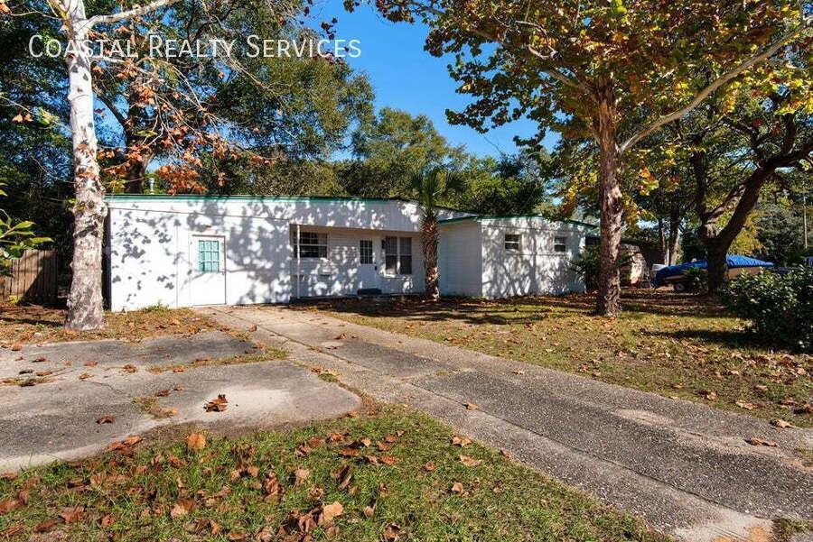 213 Hawthorne Cir - Photo 2 of 24