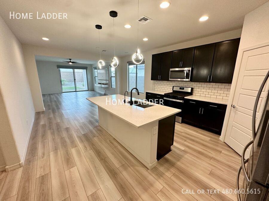 19842 W Badgett Ln - Photo 2 of 22