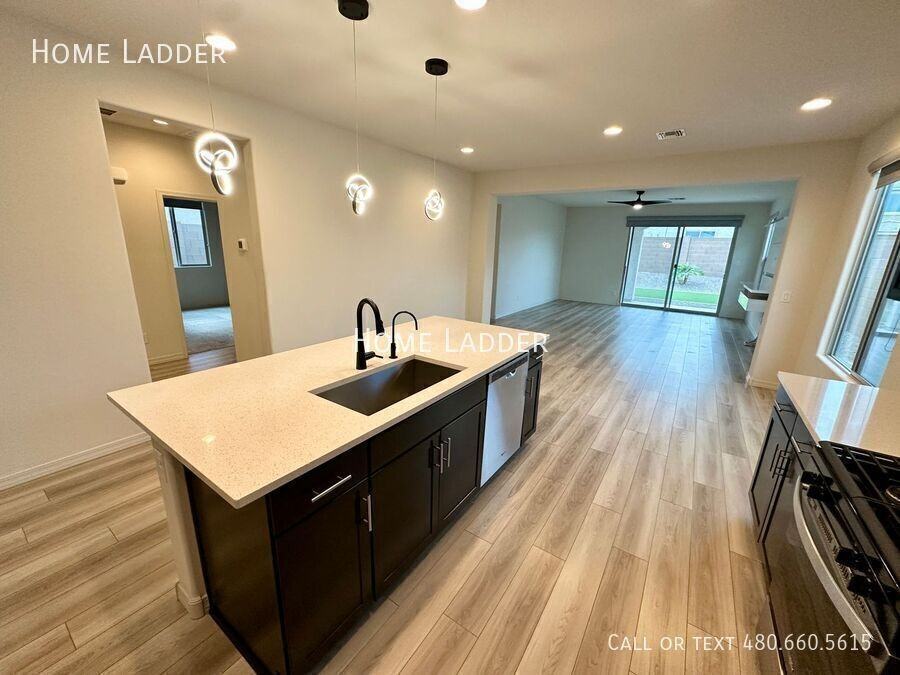 19842 W Badgett Ln - Photo 5 of 22