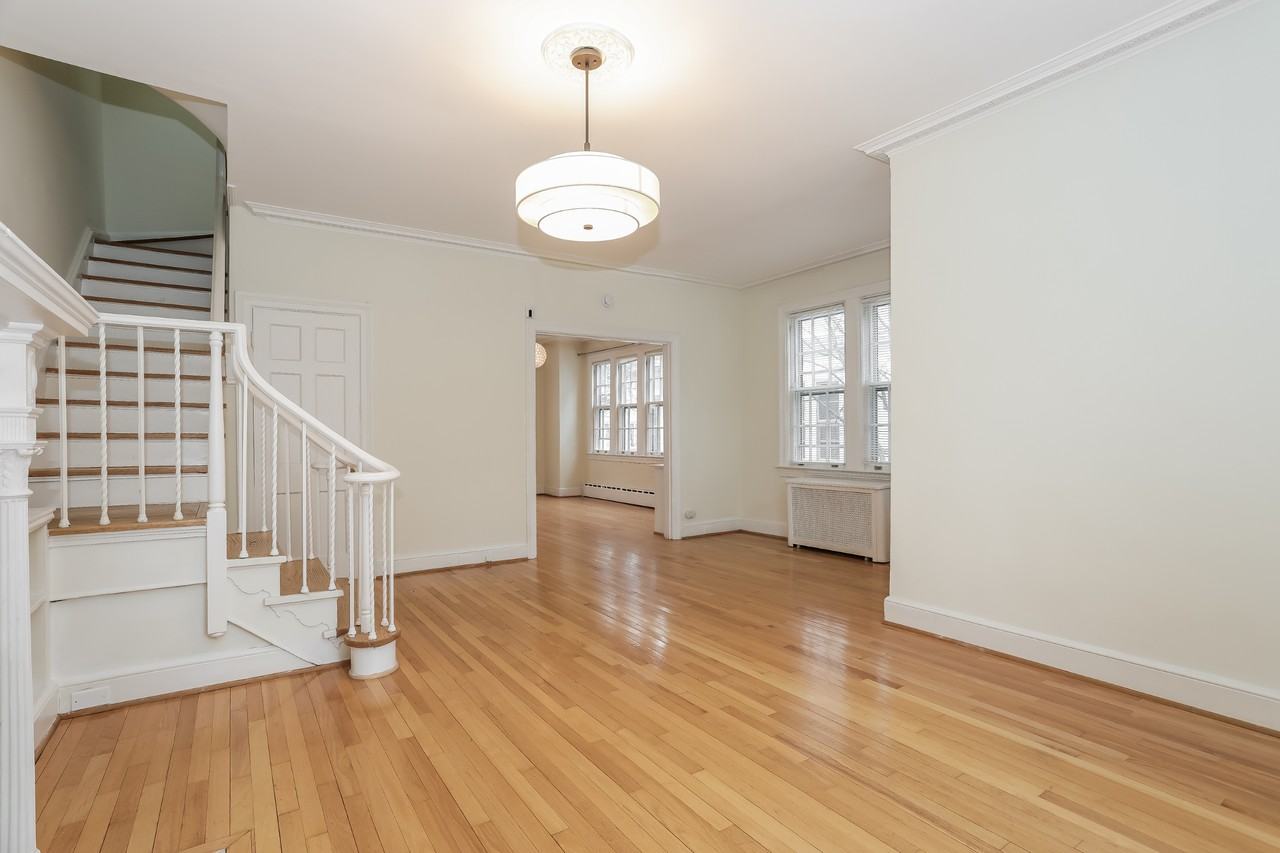 2927 Cathedral Ave Nw - Photo 3 of 37