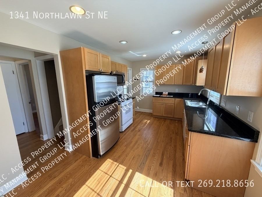 1341 Northlawn St Ne - Photo 5 of 43