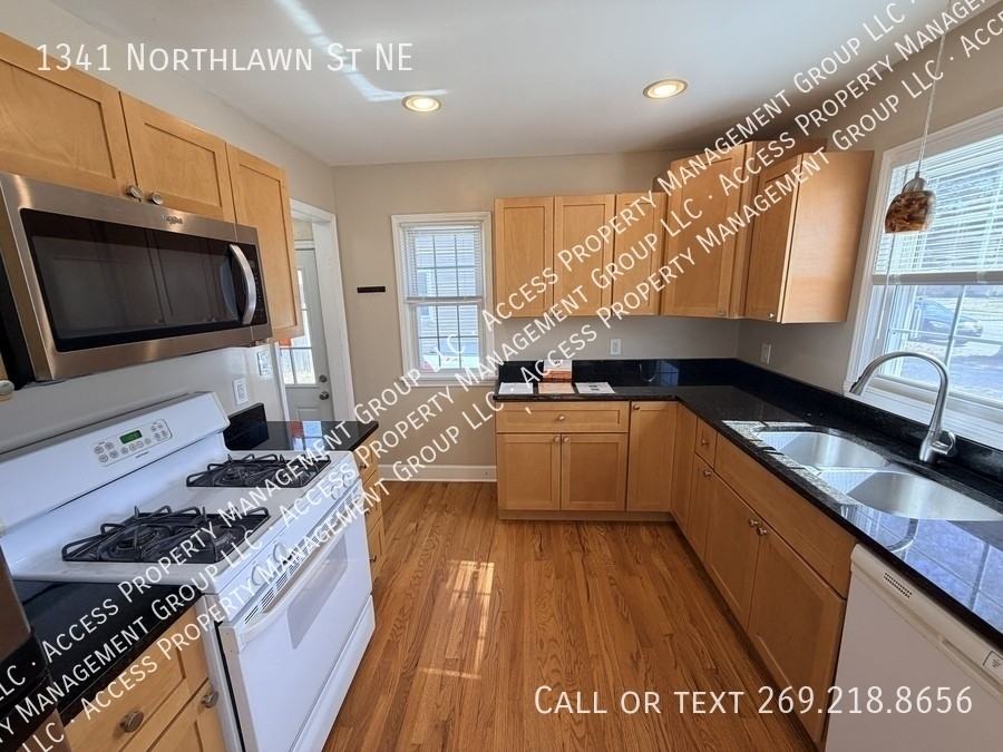 1341 Northlawn St Ne - Photo 7 of 43