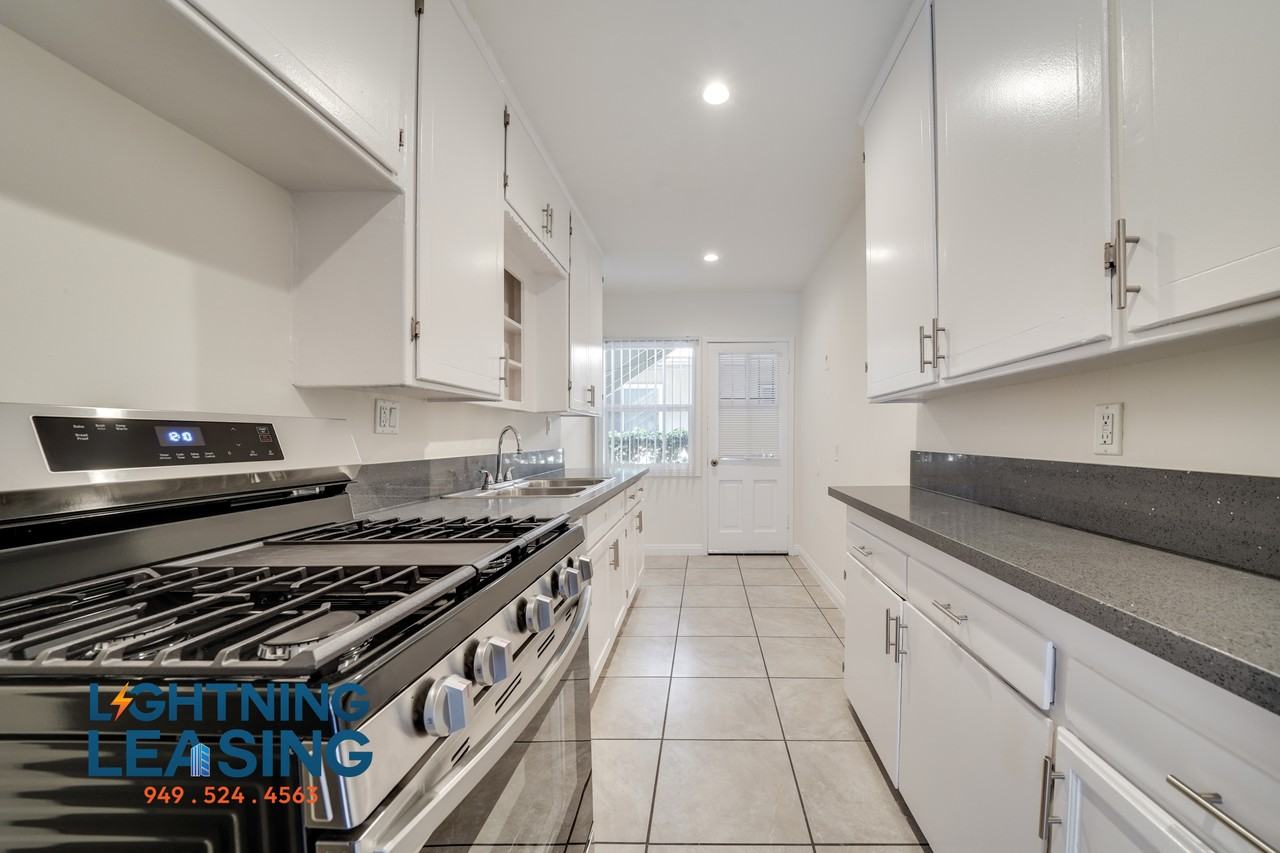 1627 5/3 N Normandie Ave #12D - Photo 3 of 20