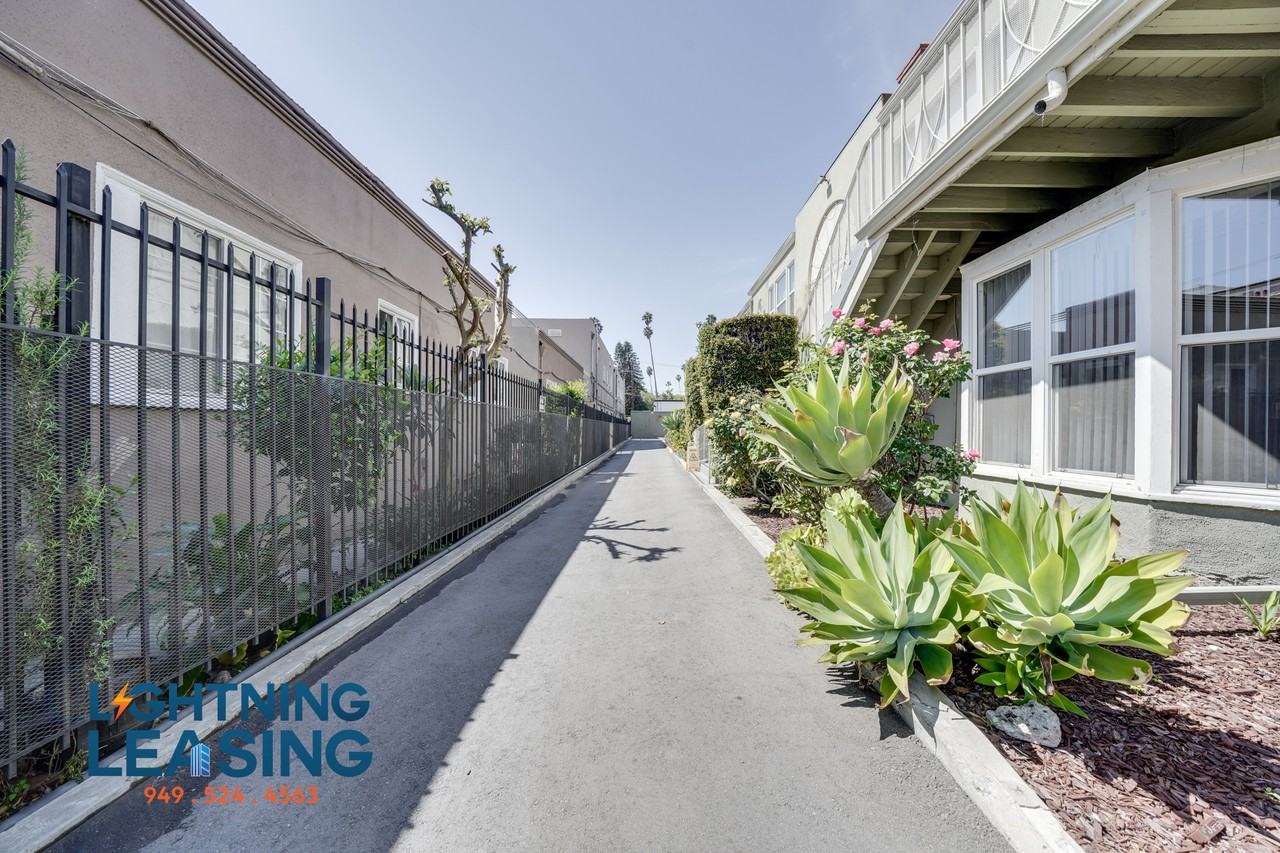 1627 5/3 N Normandie Ave #12D - Photo 4 of 20