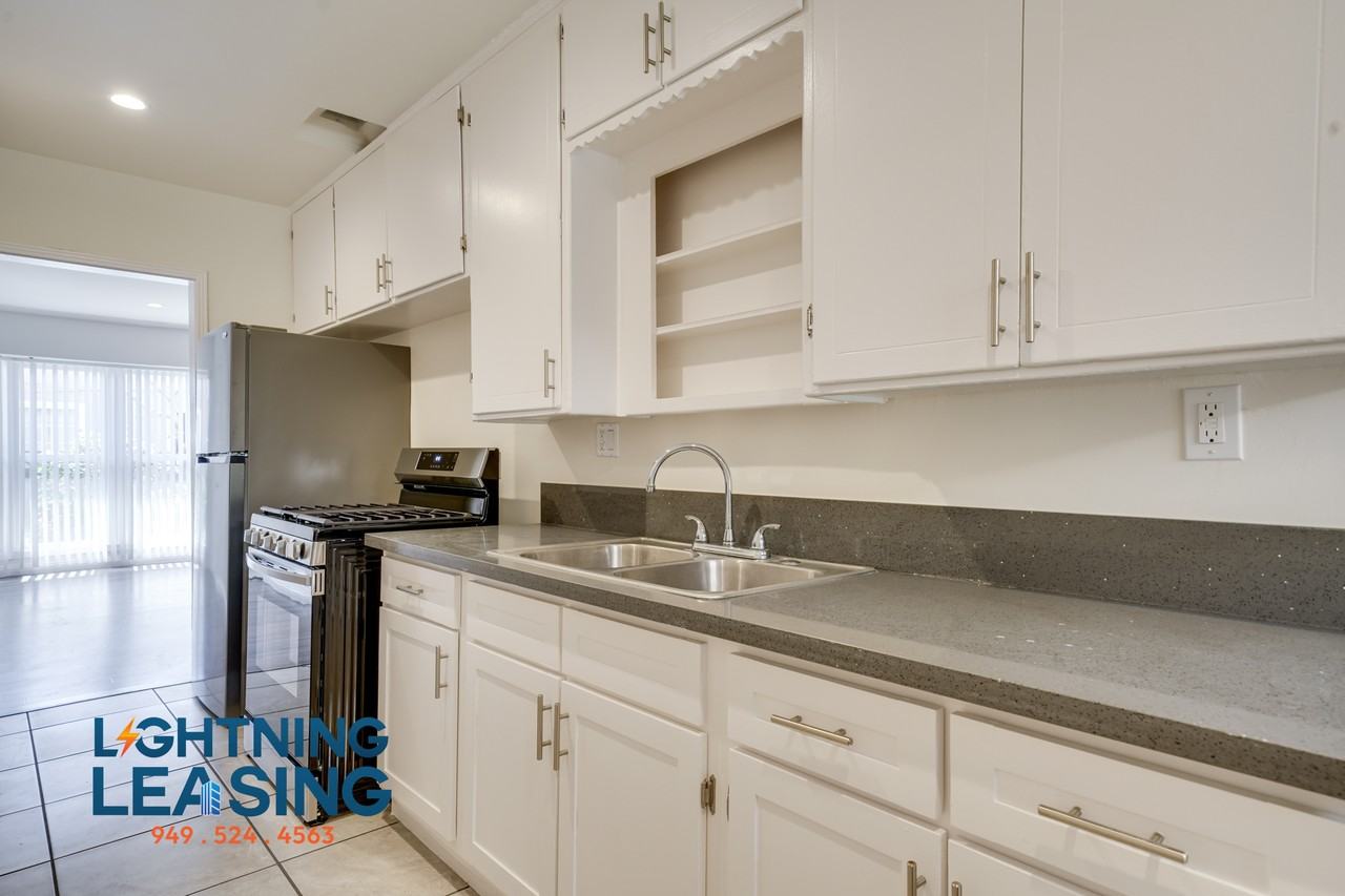 1627 5/3 N Normandie Ave #12D - Photo 7 of 20