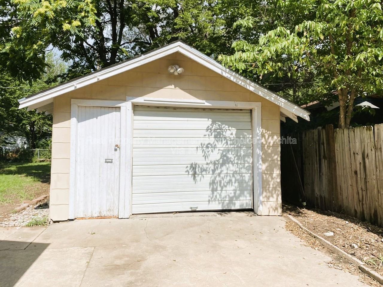 2142 S Waco Ave - Photo 4 of 6