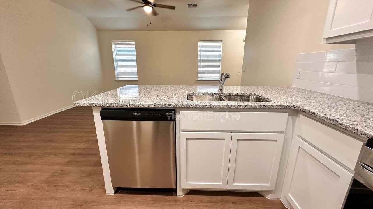 11419 N University Ave - Photo 7 of 27