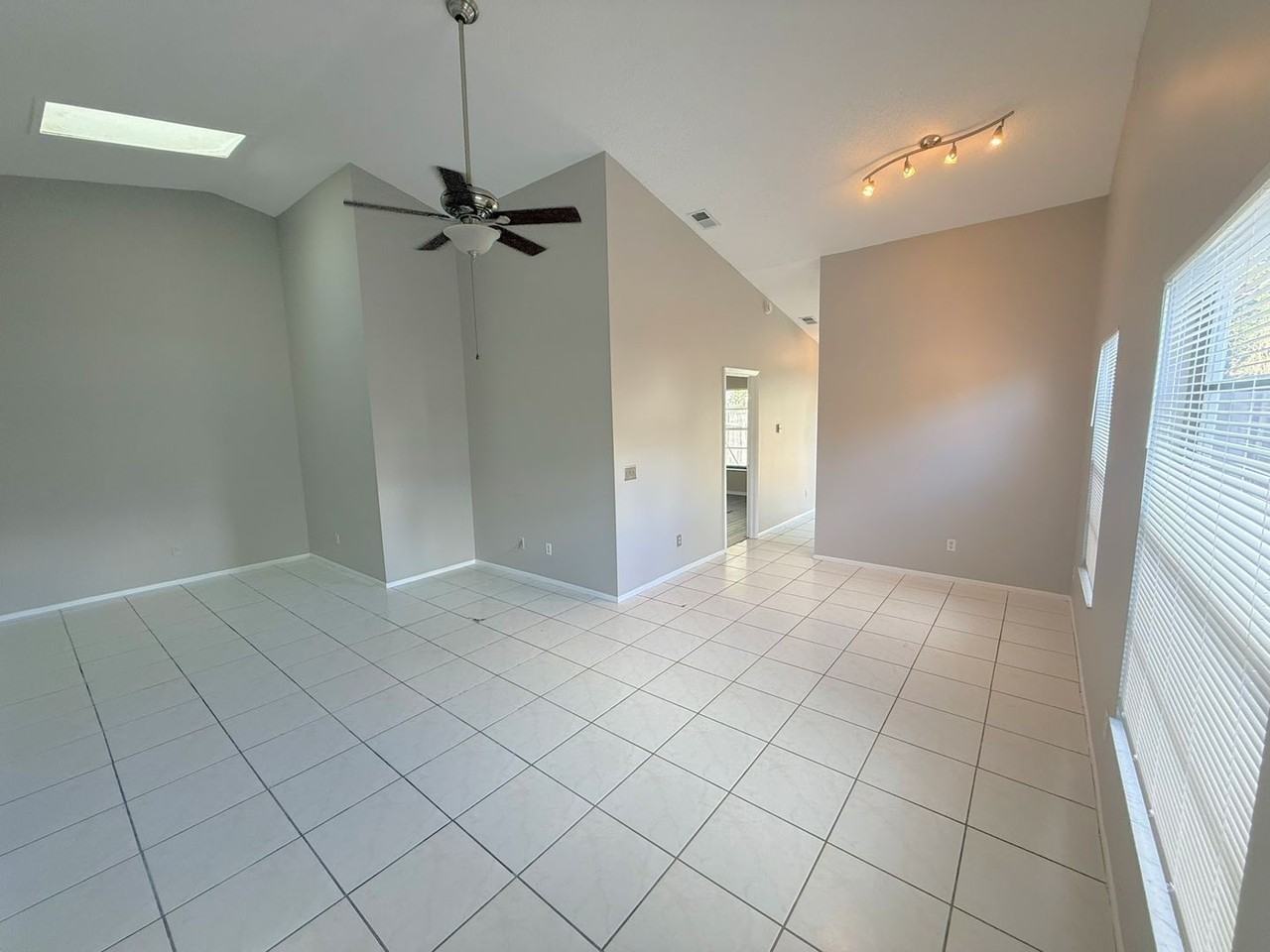 2453 E Illiana St - Photo 3 of 18