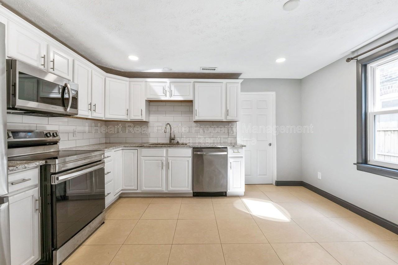 957 Harrison Ave - Photo 3 of 20