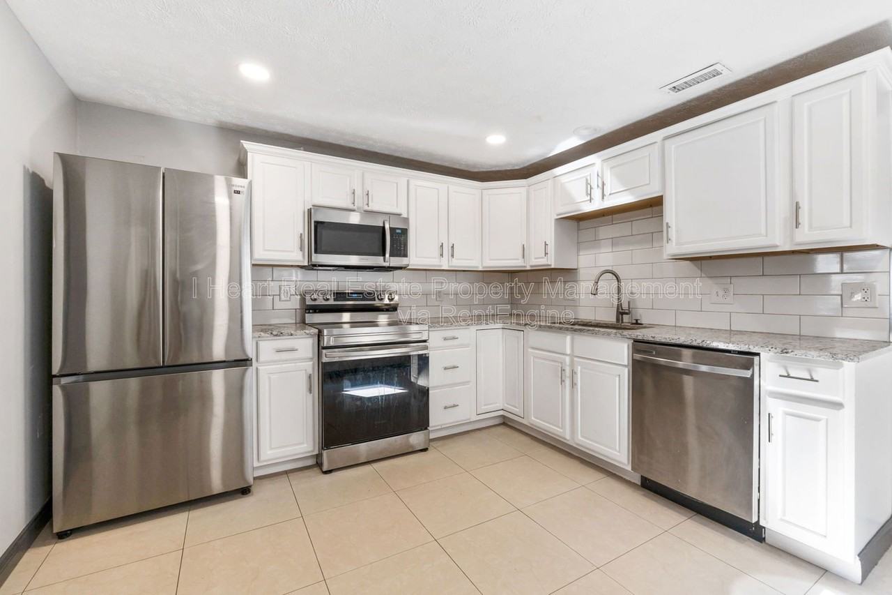 957 Harrison Ave - Photo 2 of 20