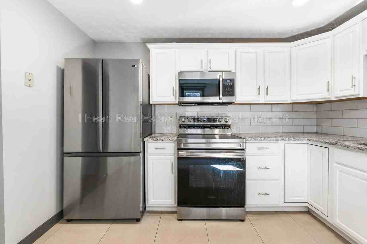 957 Harrison Ave - Photo 4 of 20