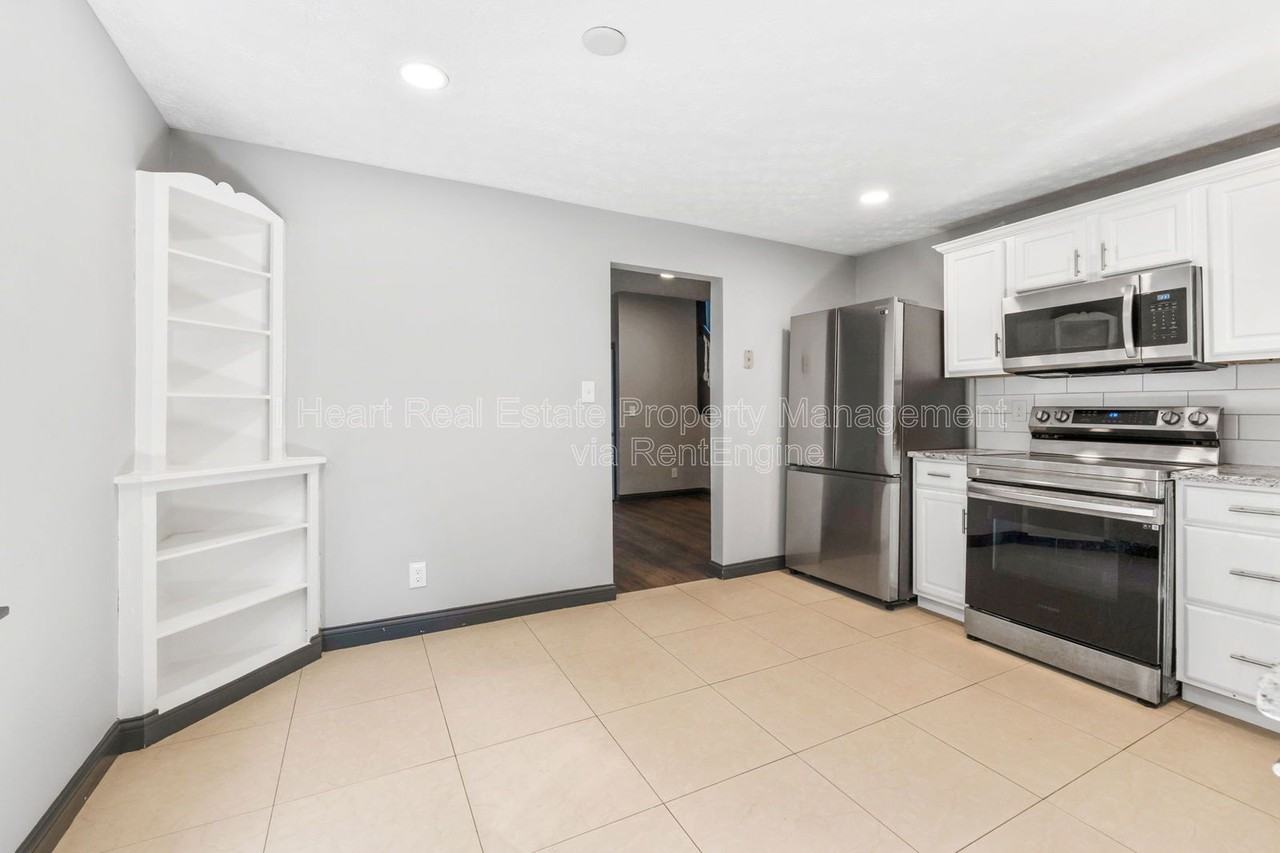 957 Harrison Ave - Photo 5 of 20