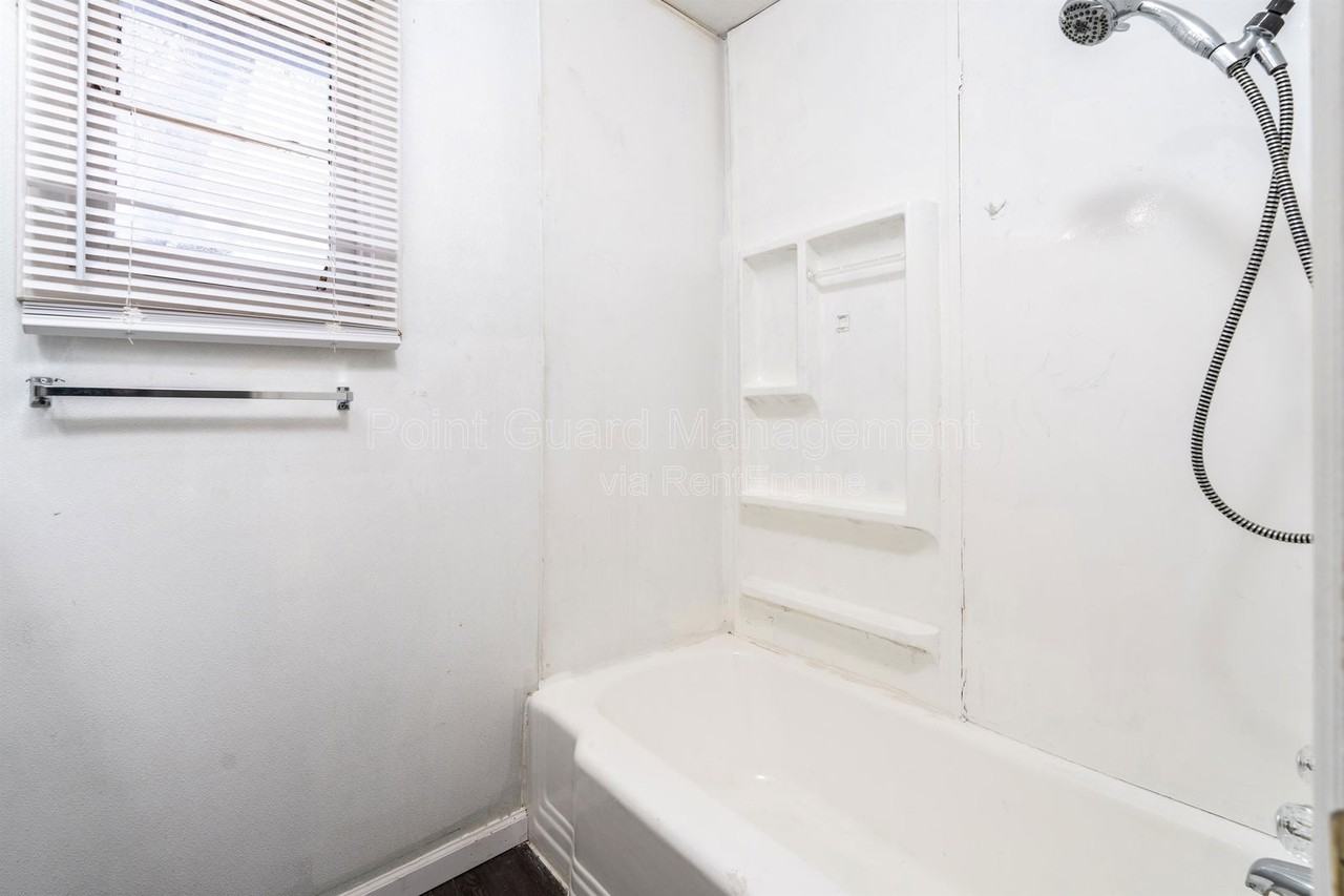 1700 N Harvard Ave #1 - Photo 7 of 31