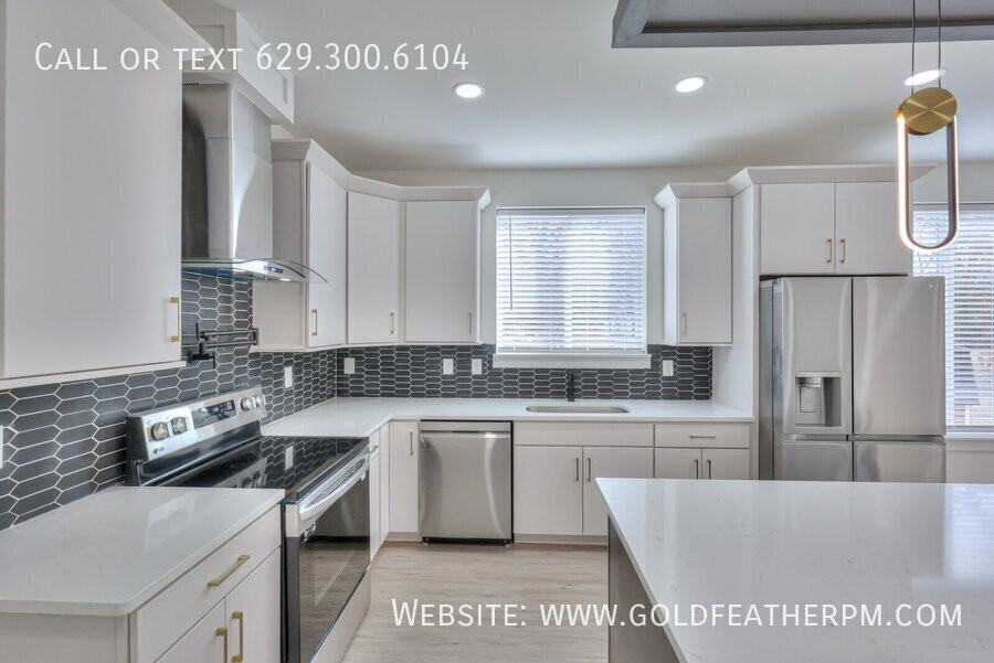 402B E Trinity Ln - Photo 4 of 36