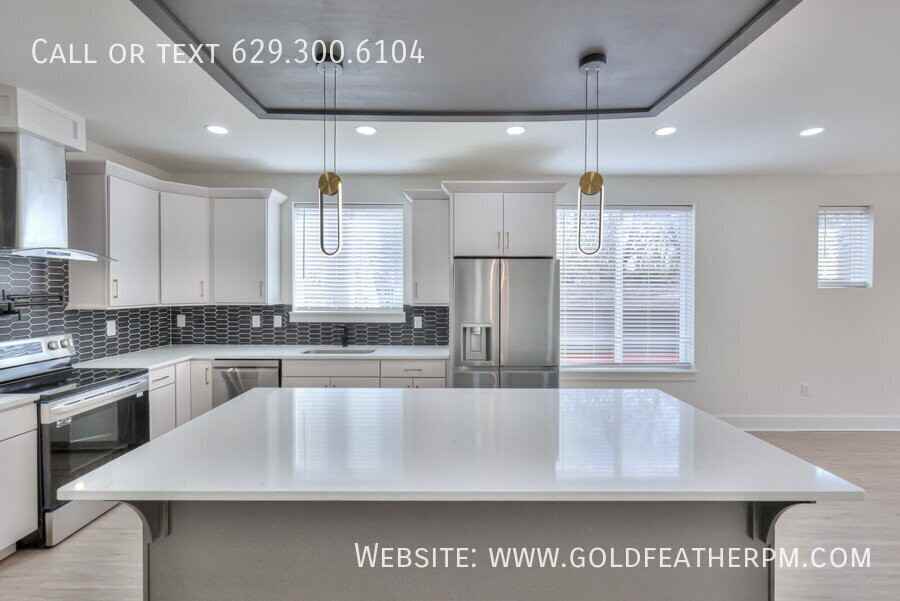 402B E Trinity Ln - Photo 3 of 36