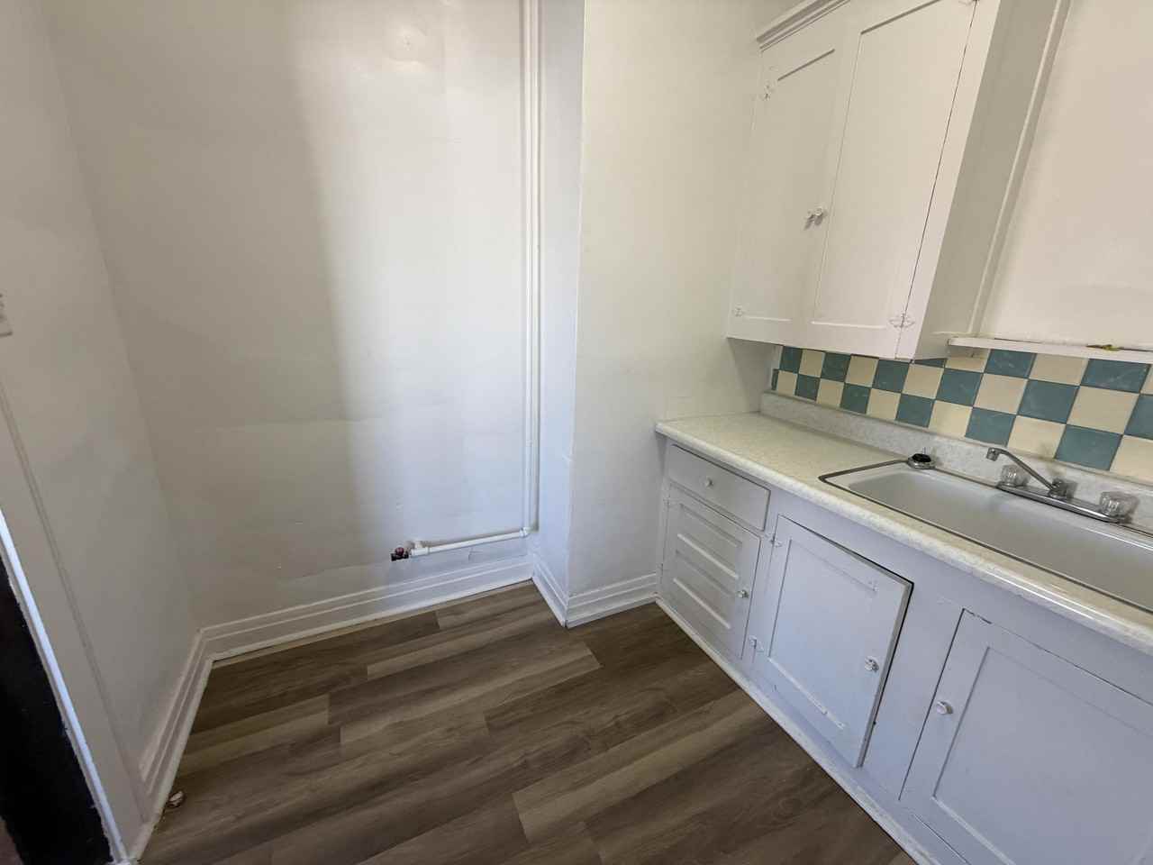 E Walnut St - Photo 2 of 11