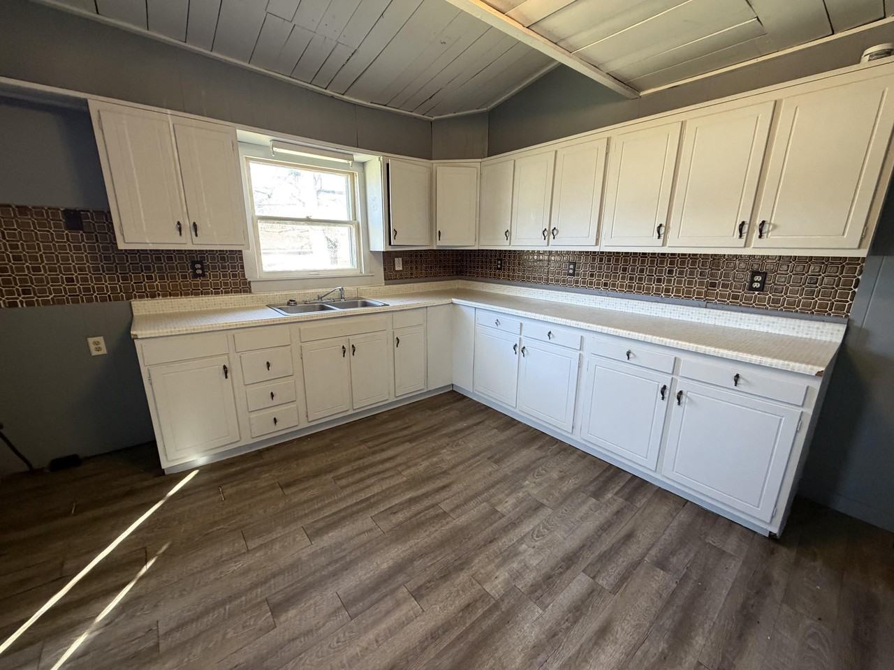 1410 Sherman St - Photo 2 of 14