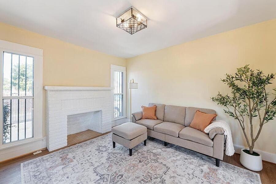 1321 E 48th St - Photo 2 of 23