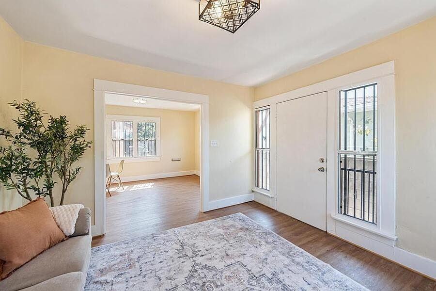 1321 E 48th St - Photo 3 of 23