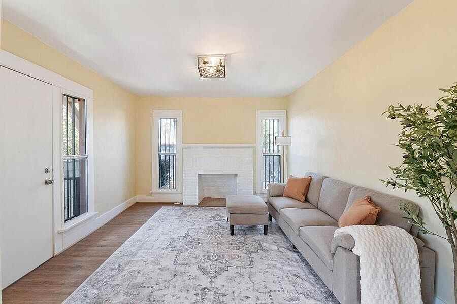 1321 E 48th St - Photo 4 of 23